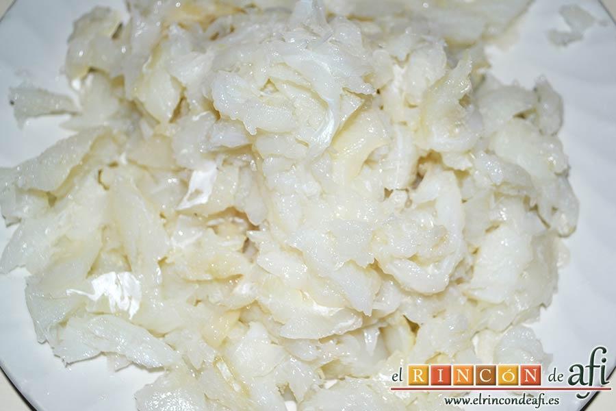 Petardos de bacalao, desmigajar el bacalao en crudo