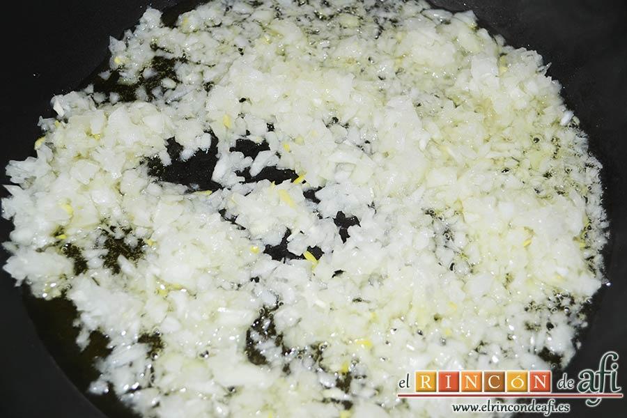 Petardos de bacalao, dorar la cebolla bien picadita