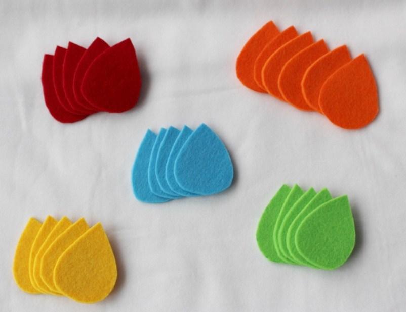 Cortamos el fieltro de colores en forma de gotas