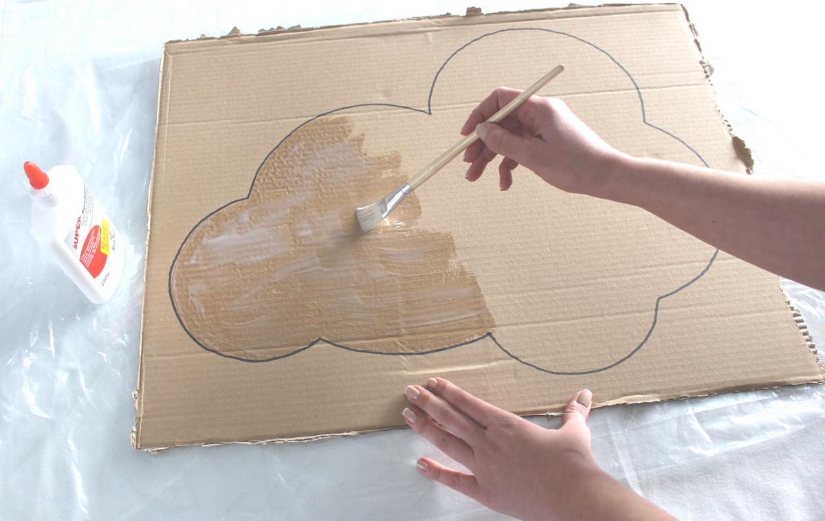 Impregnamos la silueta con cola blanca de papelería