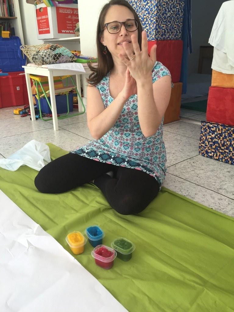 Araceli explicando a los peques como pringarse las manos