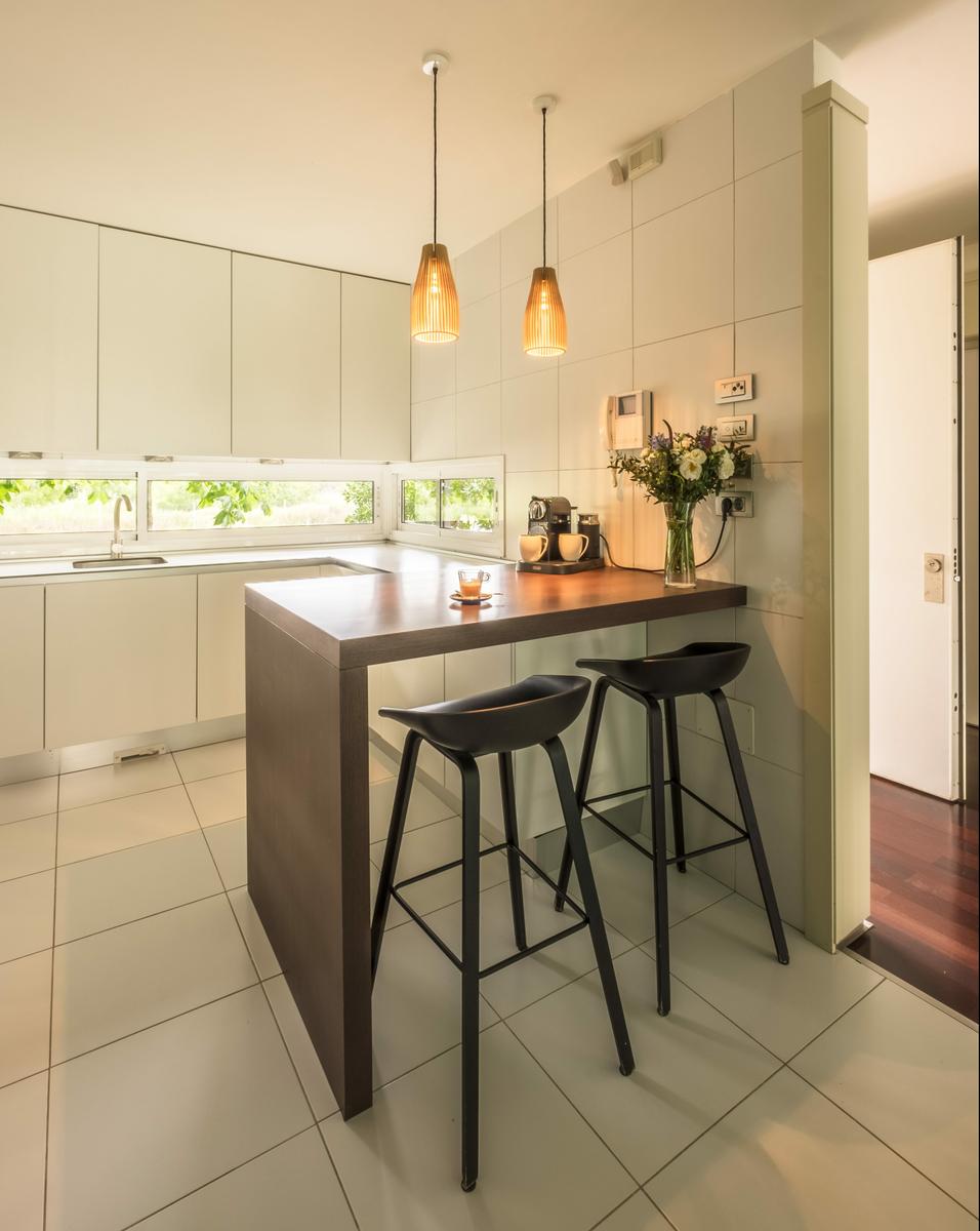 cocina_taburetes_lamparas