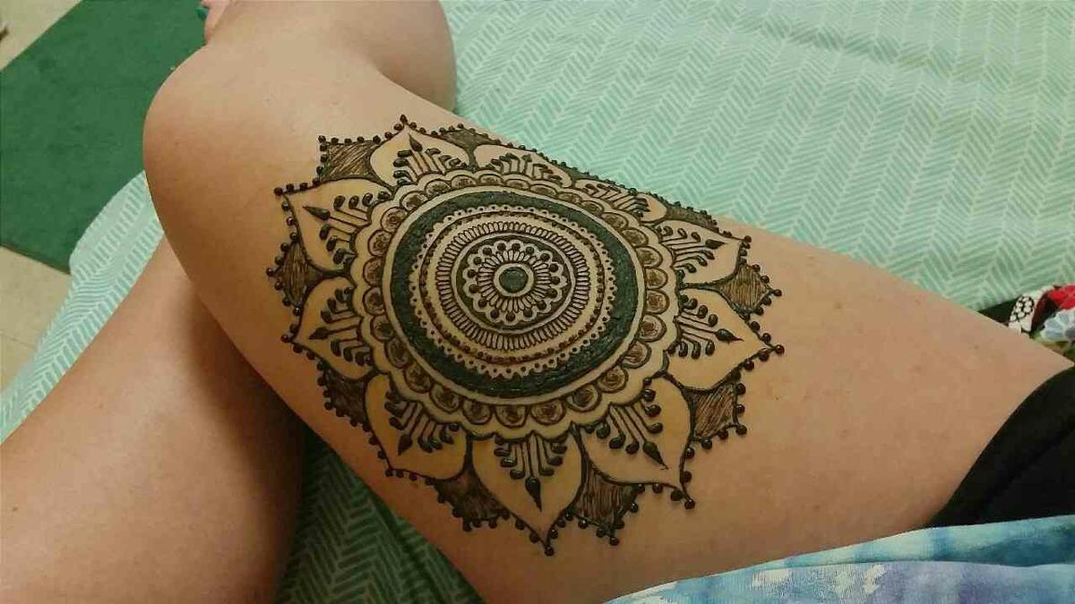 Tatuajes de henna en pierna