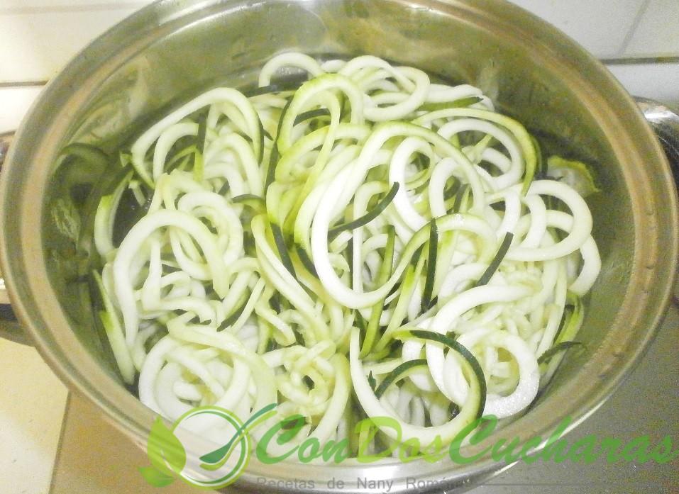 Espaguetis de calabacin al pesto rojo