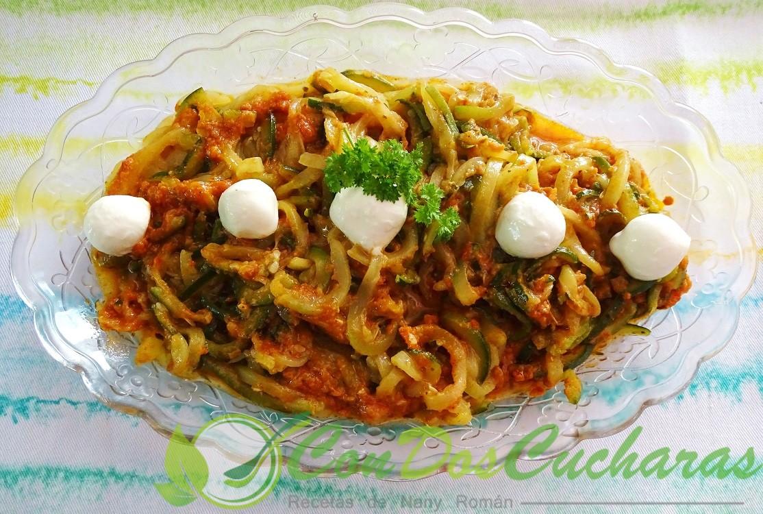 Espaguetis de calabacin al pesto rojo