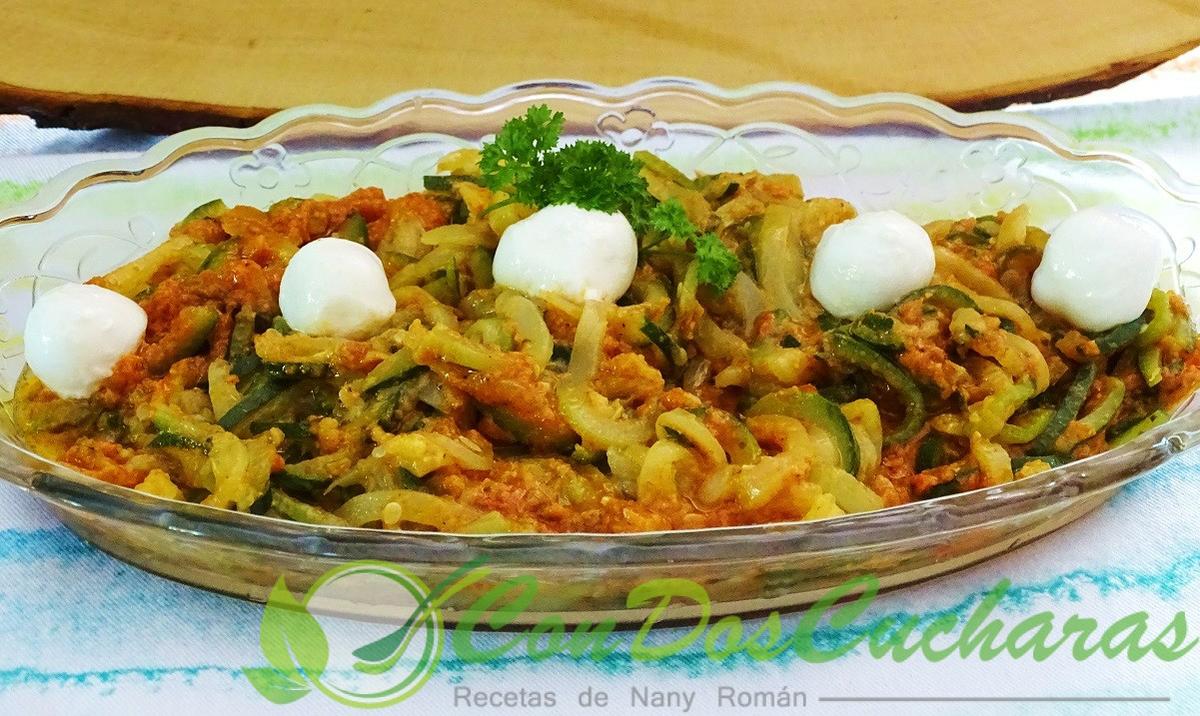 Espaguetis de calabacin al pesto rojo