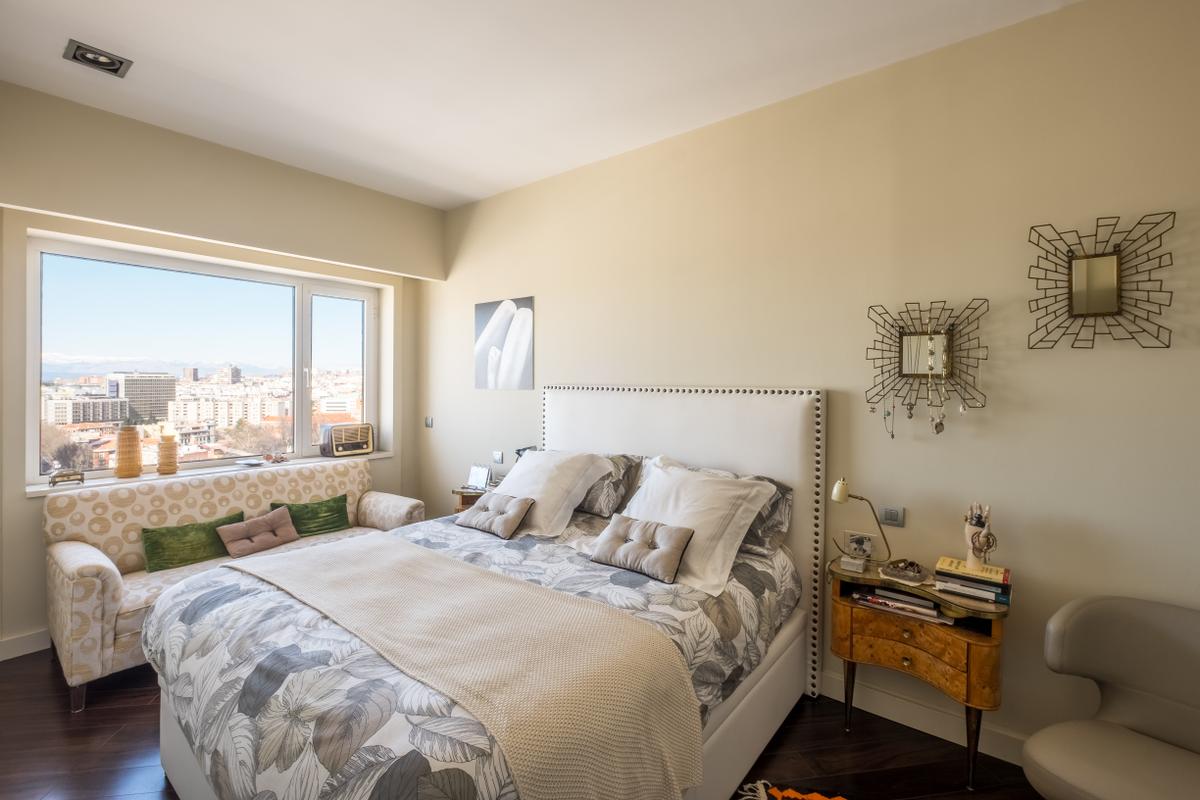 dormitorio cabecero tachuelas y mesillas