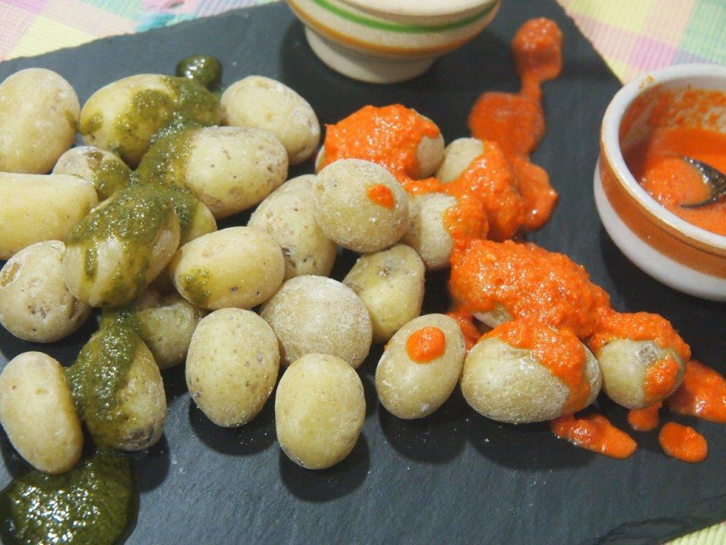 Papas arrugás con mojo verde y rojo