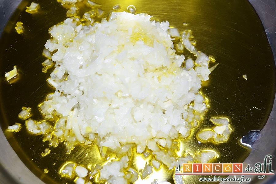 Empanadillas de carne horneadas, trocear la cebolla y pocharla en un caldero con aceite de oliva y sal