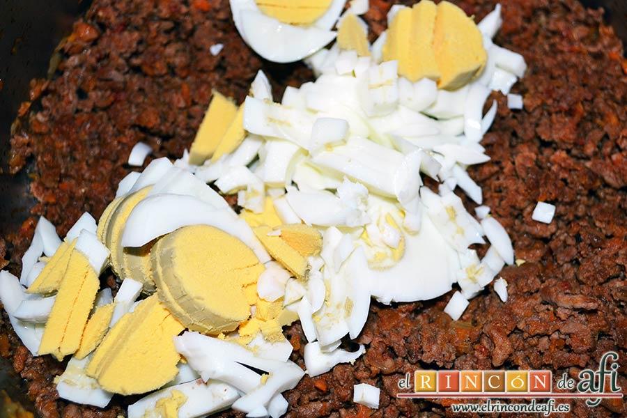 Empanadillas de carne horneadas, picar dos huevos duros y añadir a la mezcla