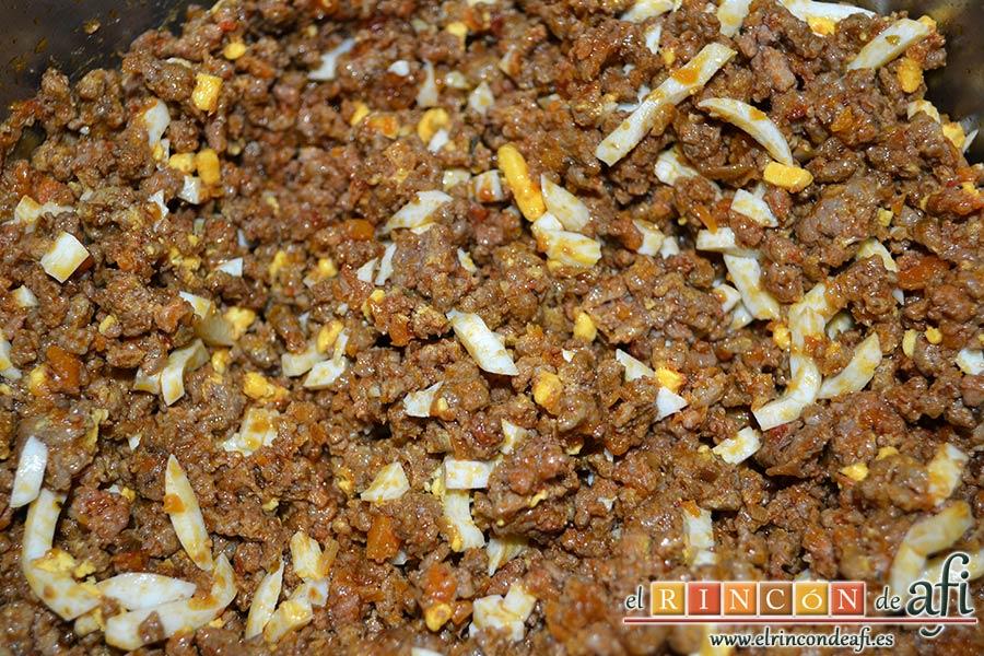 Empanadillas de carne horneadas, mezclar bien