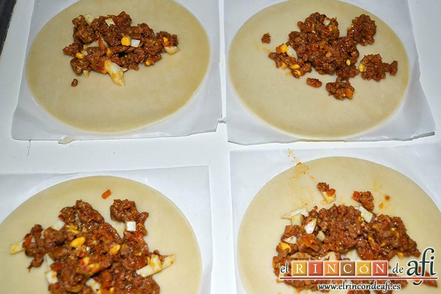 Empanadillas de carne horneadas, preparar las obleas y poner dentro la mezcla