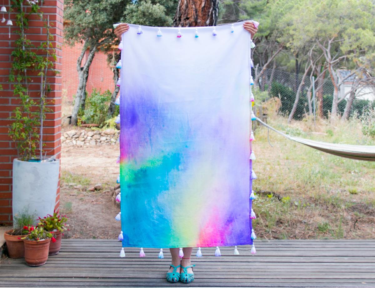 DIY una obra de acuarela en tus telas! Visto en "I am a Mess Blog"