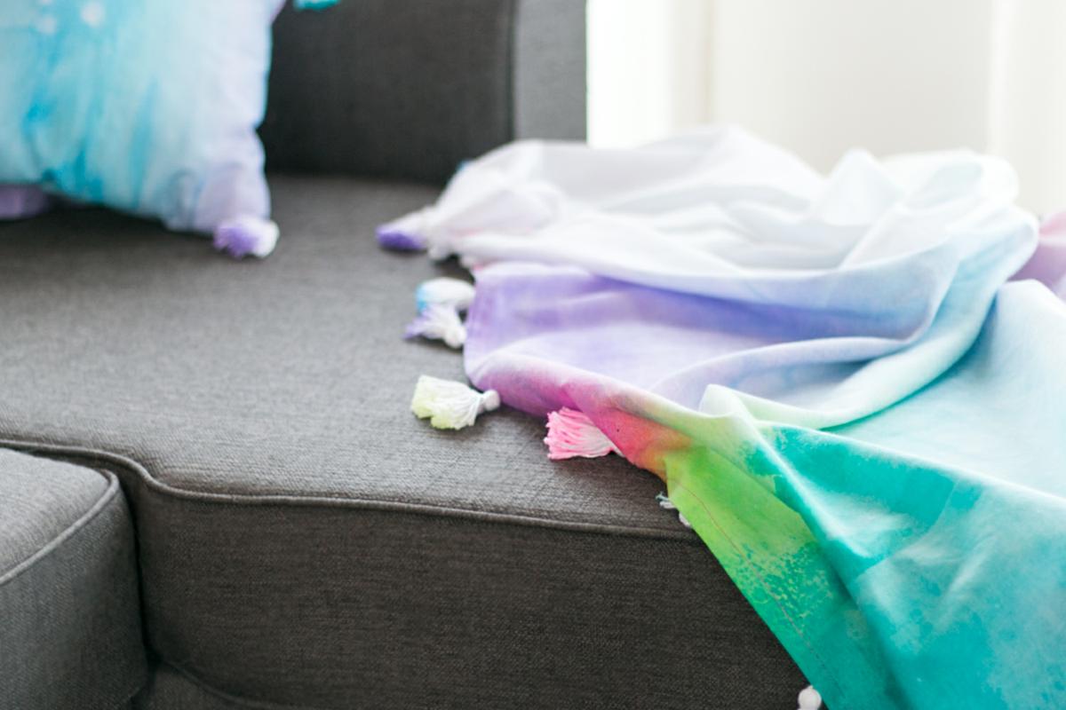 Como hacer efecto acuarela en tela, visto en "I am a Mess Blog"