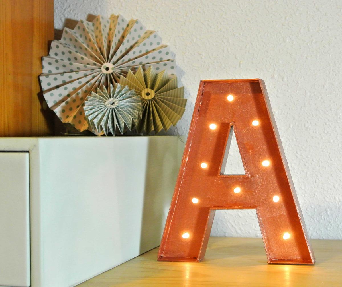 Letra de cobre luminosa