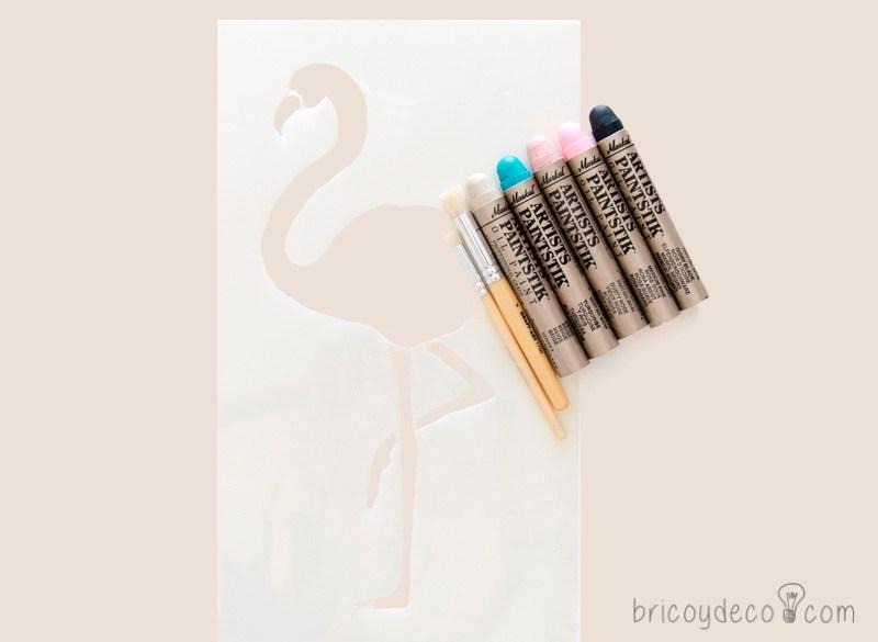 personalizar una camiseta con stencil y pintura en barra