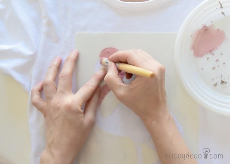 personalizar una camiseta con stencil y Markal Paintsticks