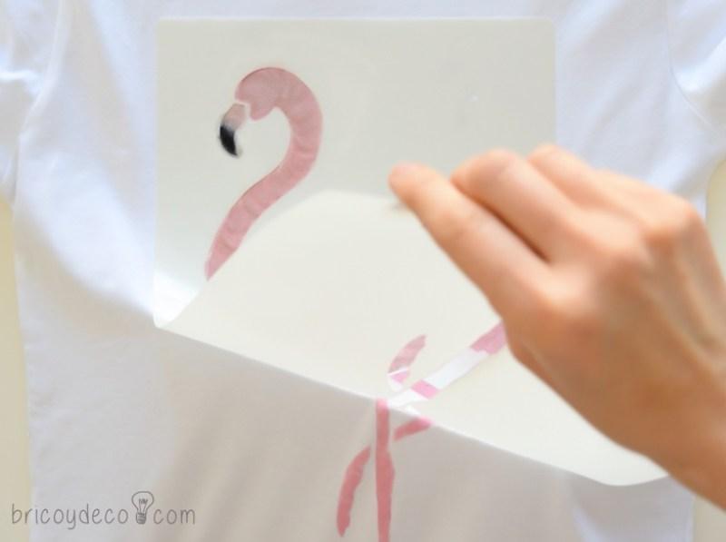 personalizar una camiseta con stencil y pintura en barra 