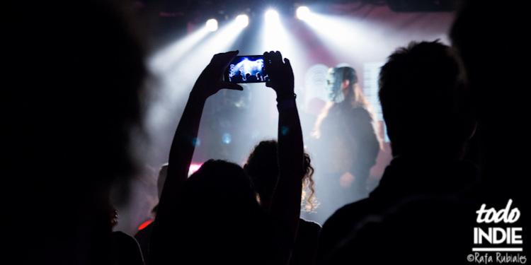 ¿Debería estar prohibido las grabaciones y las fotos hechas con el móvil en los conciertos?