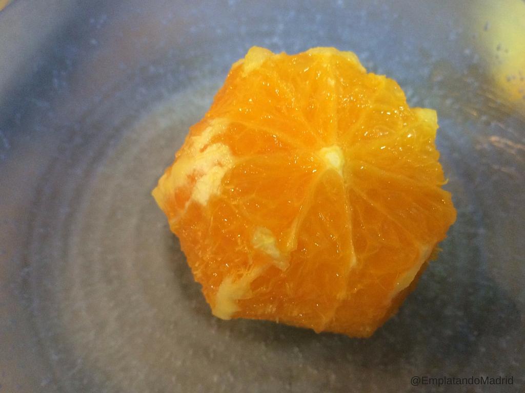 Cortamos la naranja en gajos