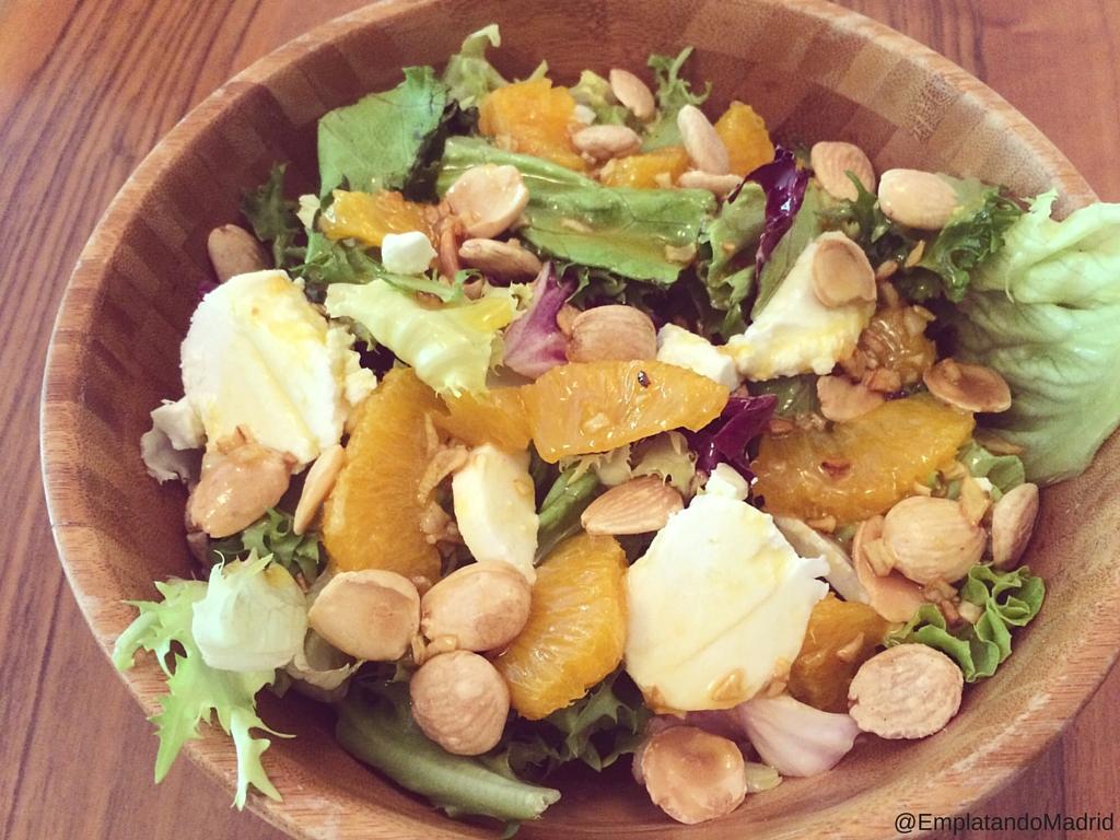 Terminamos nuestra ensalada de escarola y naranja 