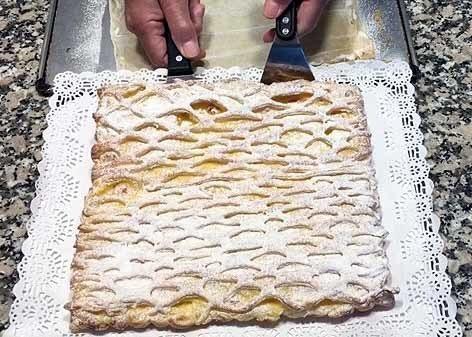 Deliciosa coca de hojaldre con rejas y crema pastelera
