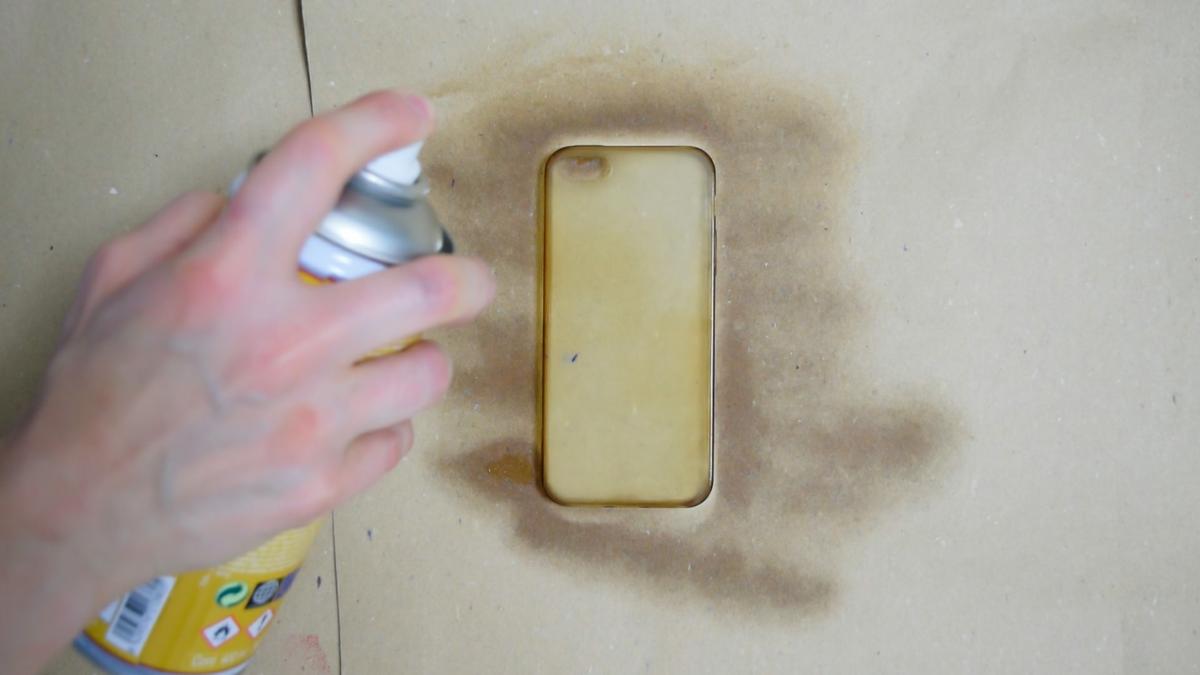 Cómo pintar una funda de silicona con pintura en spray 5