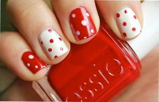 Uñas con lunares flamencos