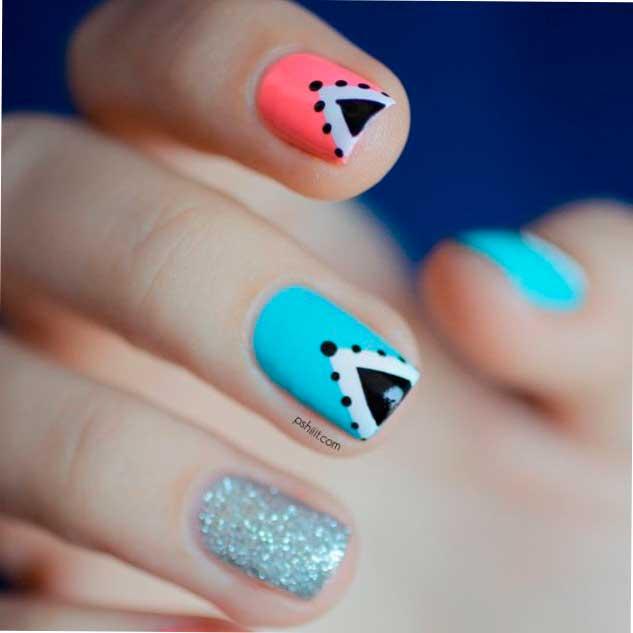 Uñas decoradas con triángulos