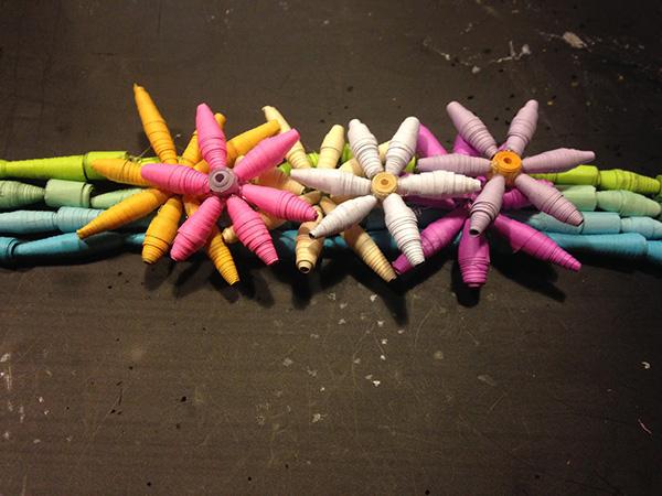 Diadema cuentas flores de papel