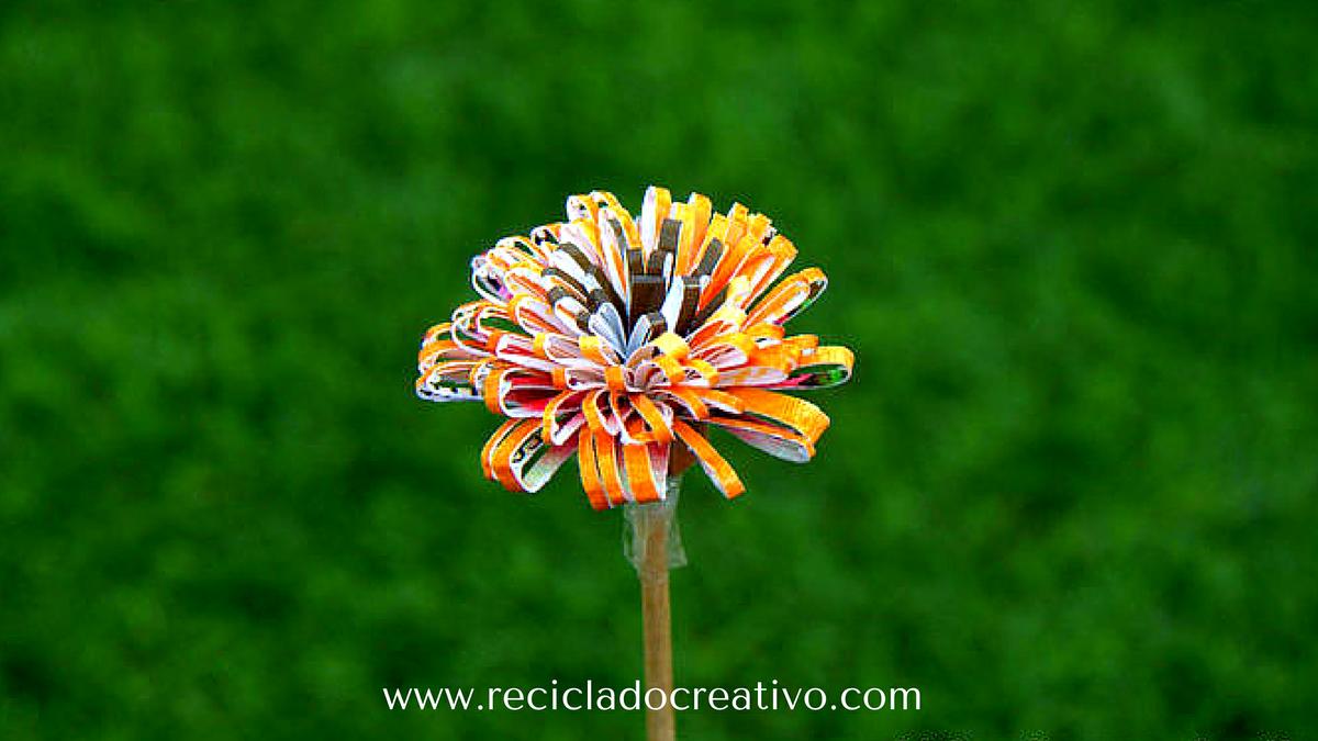 Flores como dalias con papel reciclado