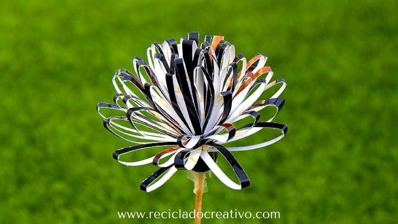 Flores como dalias con papel reciclado