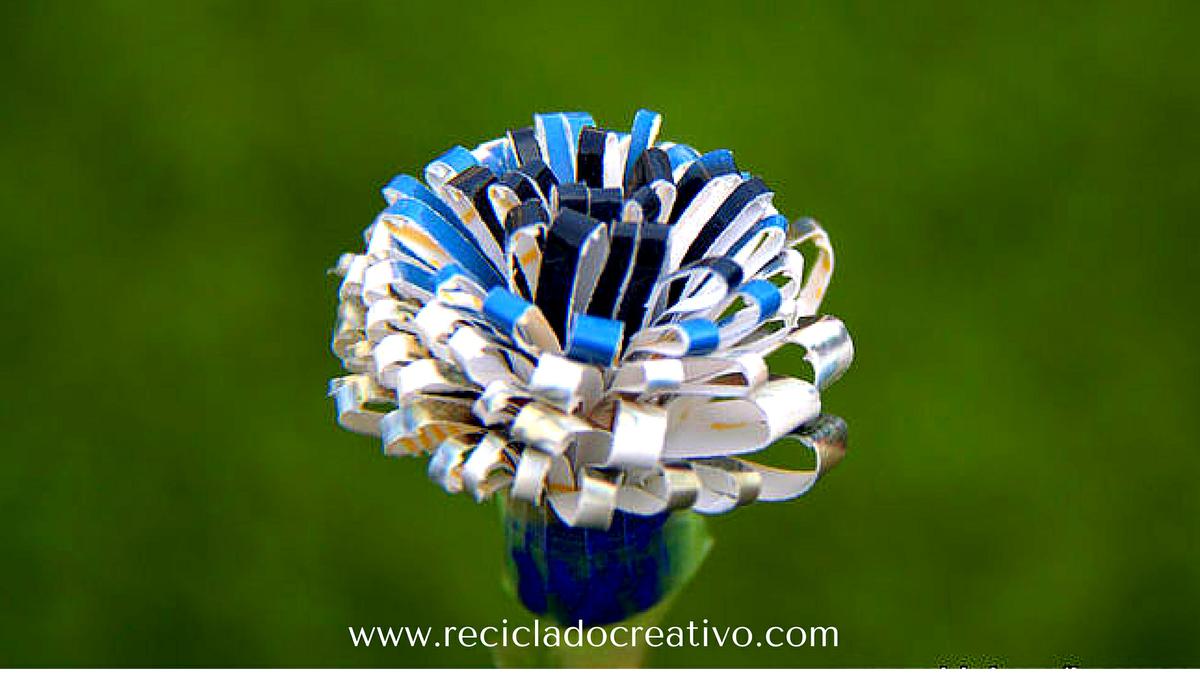 Flores como dalias con papel reciclado