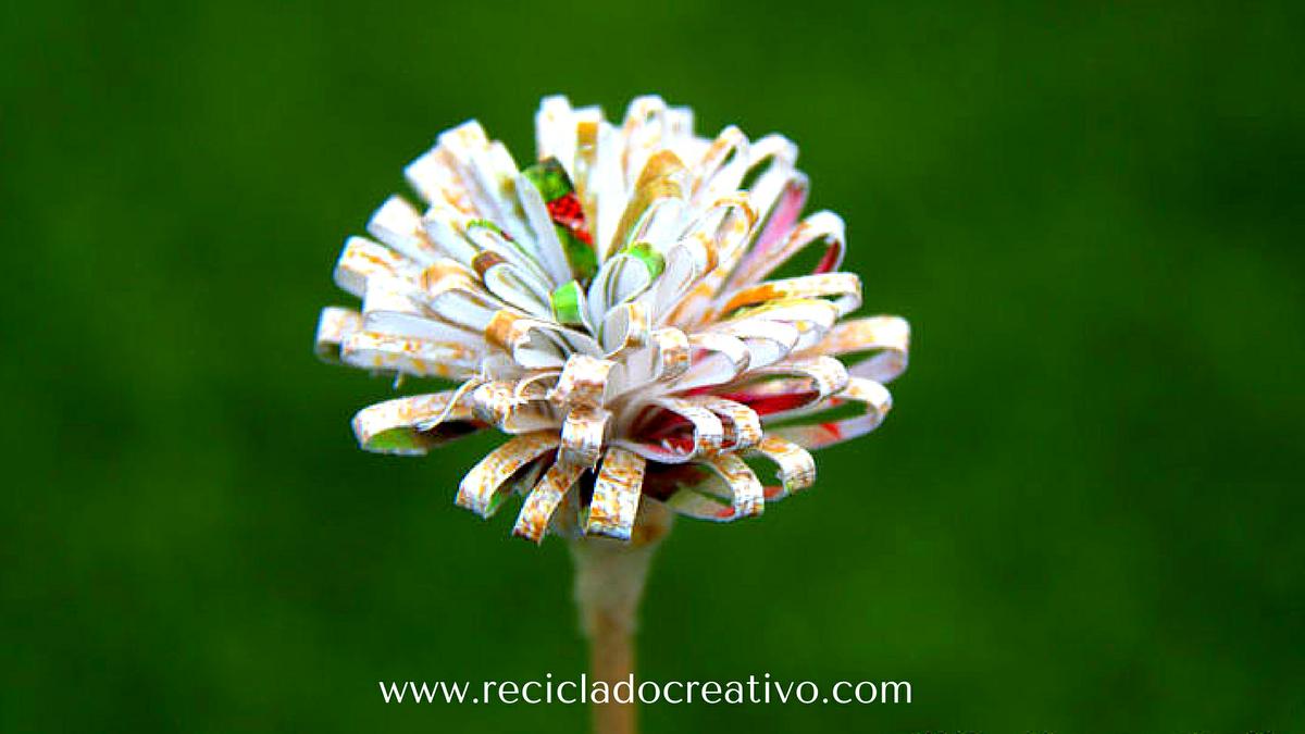 Flores como dalias con papel reciclado