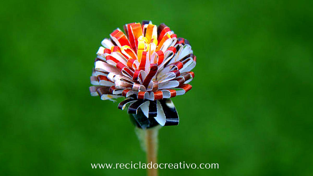Flores como dalias con papel reciclado