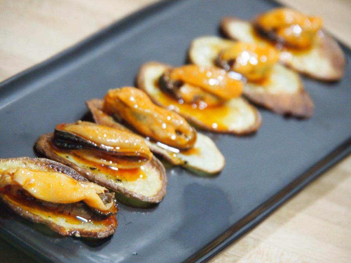 Tapa de mejillones en escabeche con patatas