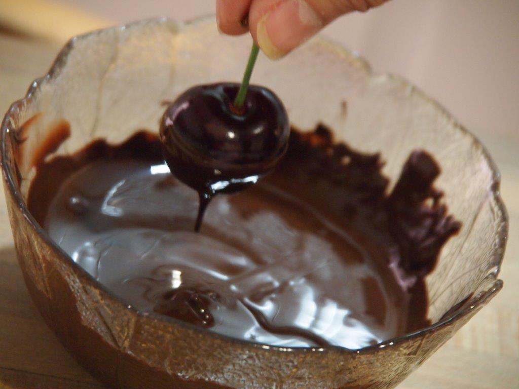 Cerezas vestidas de blanco y negro