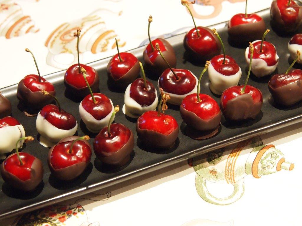 Cerezas vestidas de blanco y negro