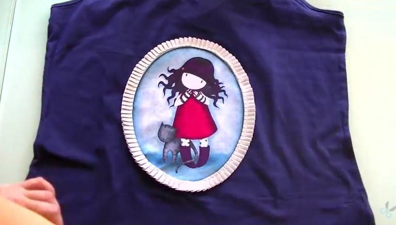 camiseta con aplique de gorjuss - conideade