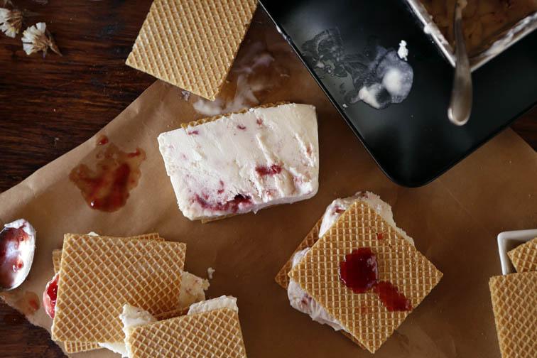 Helado de yogur y mermelada de fresa 46