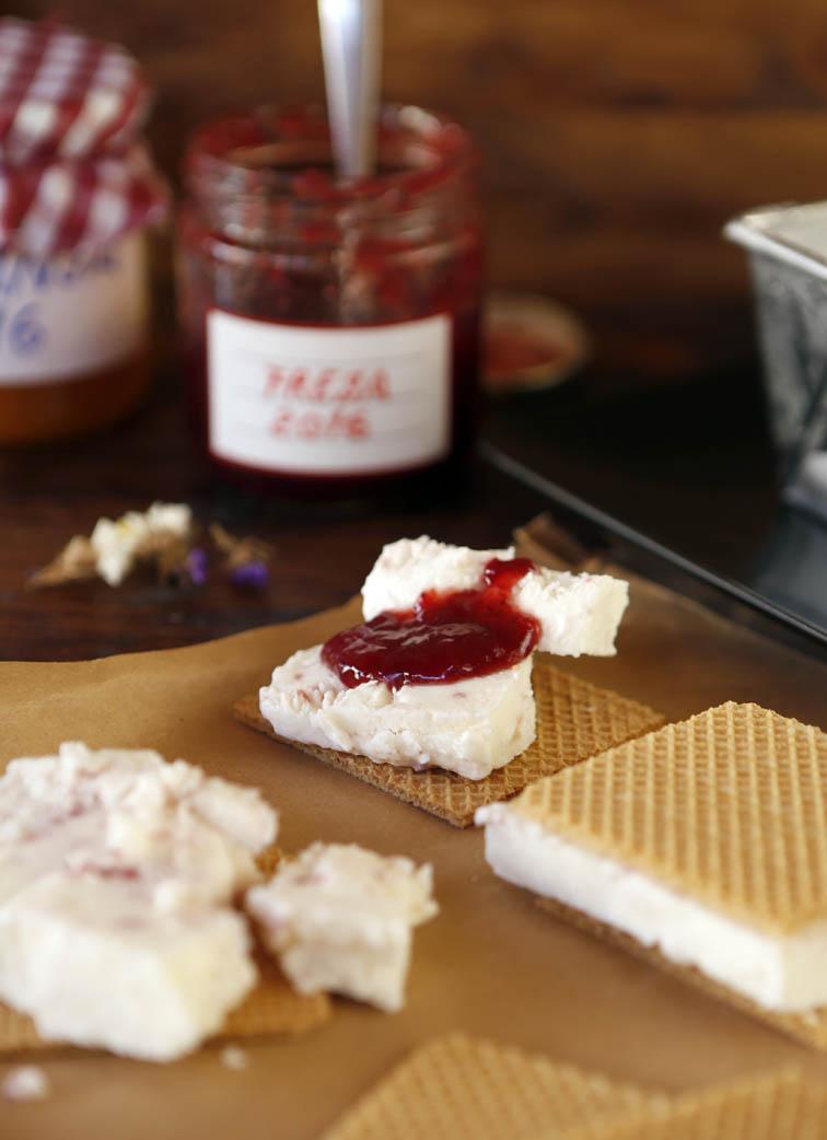 Helado de yogur y mermelada de fresa 21