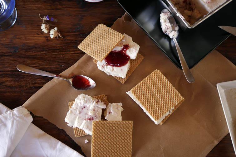 Helado de yogur y mermelada de fresa 24