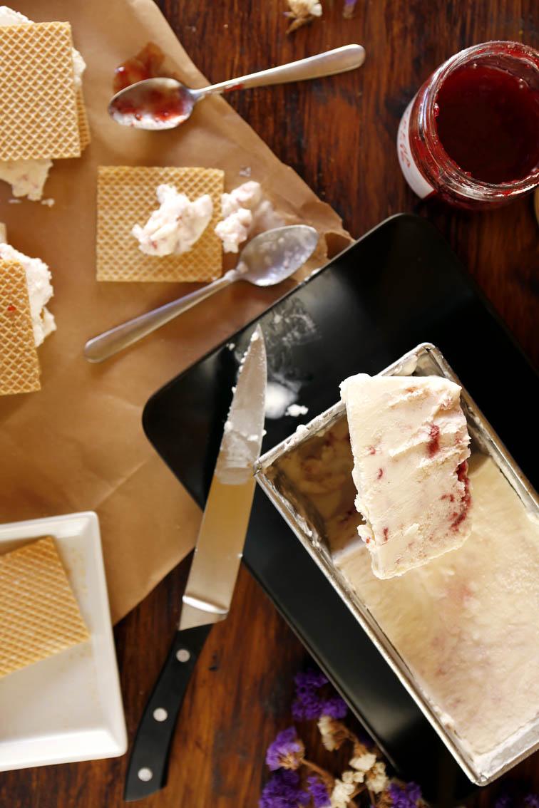 Helado de yogur y mermelada de fresa 39