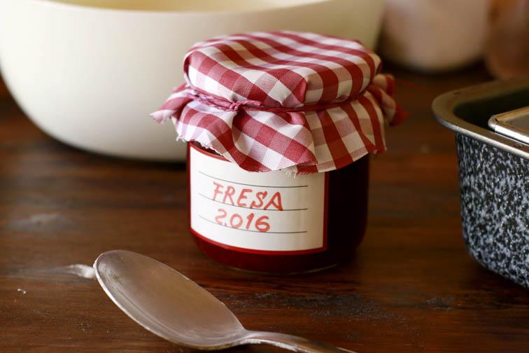 Helado de yogur y mermelada de fresa 6