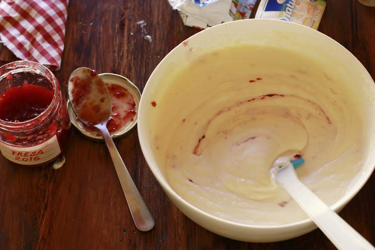 Helado de yogur y mermelada de fresa 8