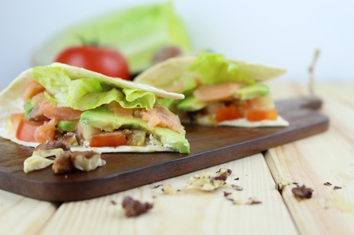 Tacos de salmón ahumado, aguacate, queso sin lactosa y nueces