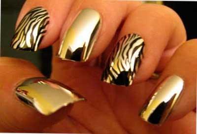 Uñas metálicas doradas animal print
