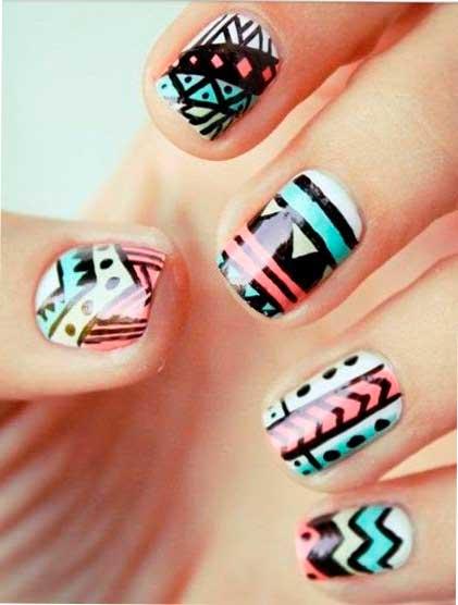 Uñas decoradas con motivos tribales