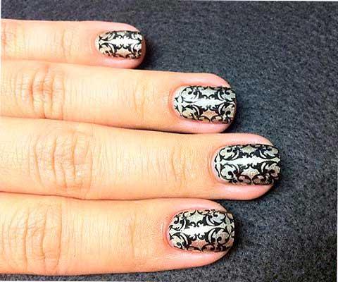 Diseño de uñas con dibujos barrocos
