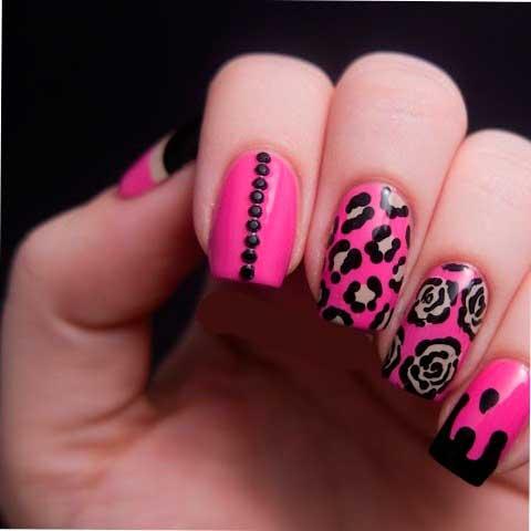 Uñas pintadas de negro y rosa